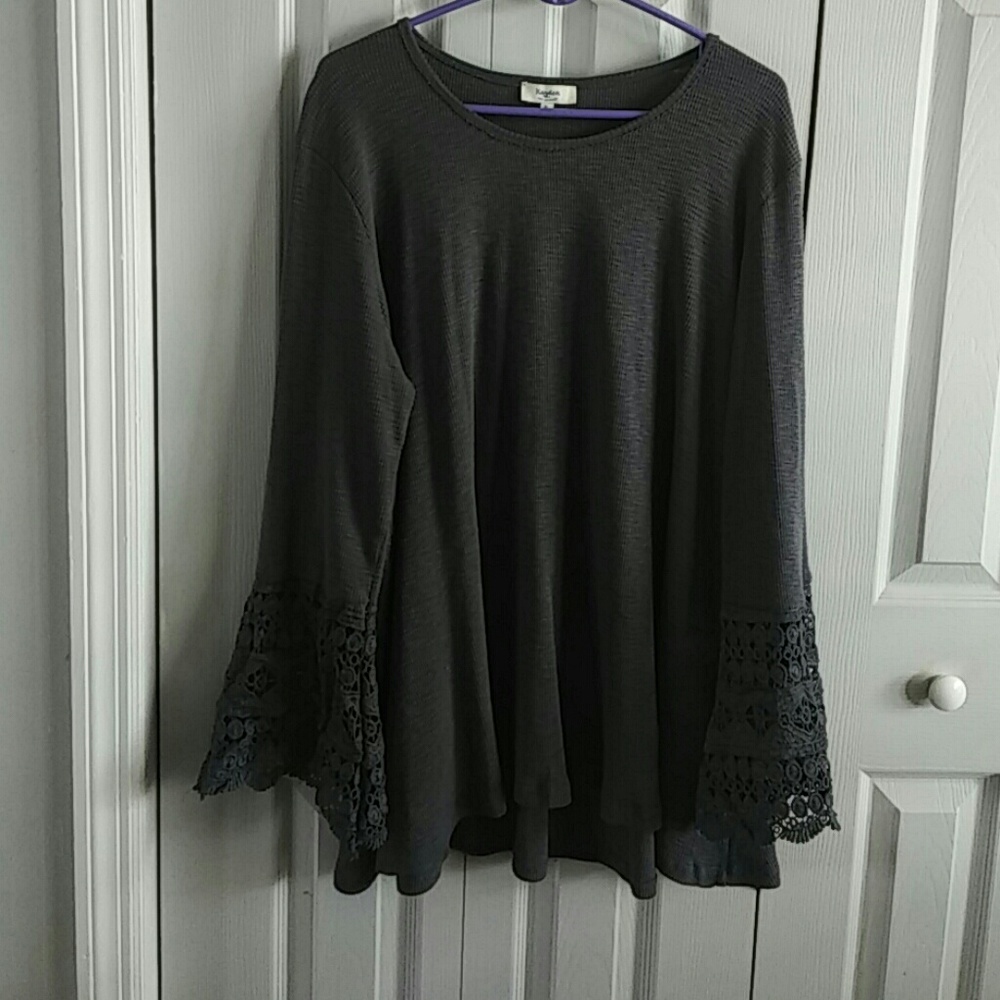 Woman's long-sleeved tunic